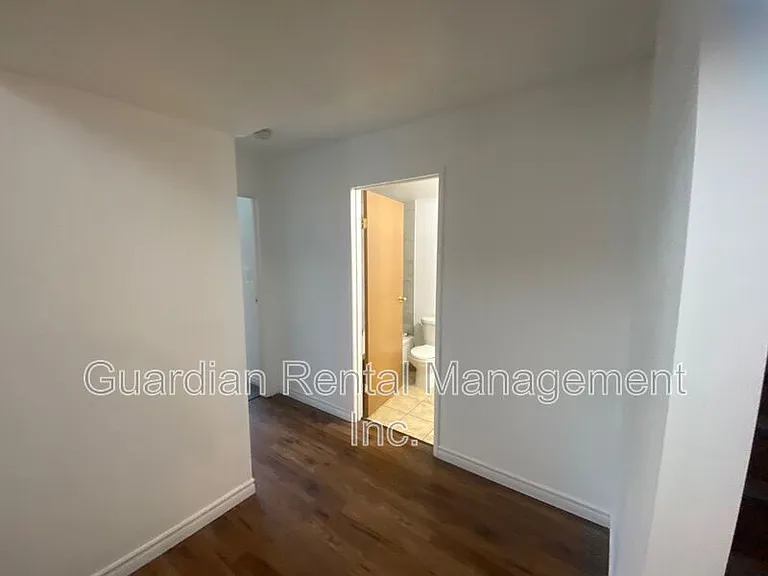 1522 Walsh St E #B — Photo 12