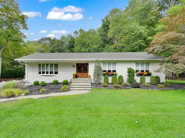 15 Ramapo Lane, Chestnut Ridge, NY 10952