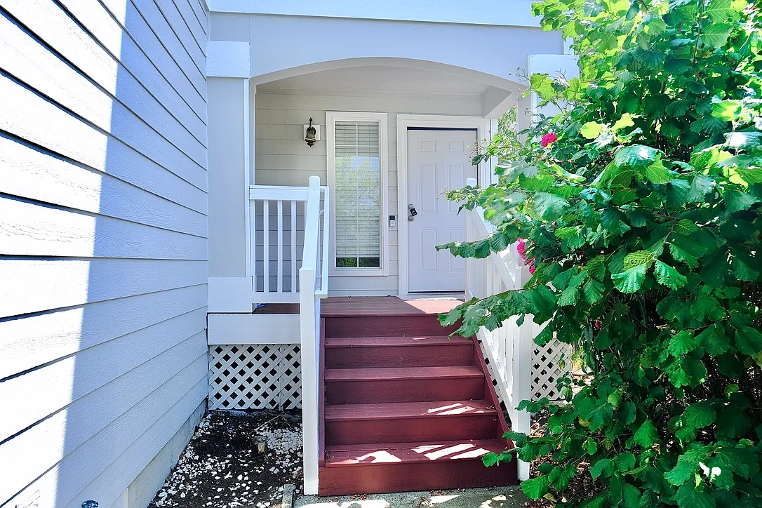 4 bed, 2.5 bath, 2350 sqft, $3,400 — Photo 3
