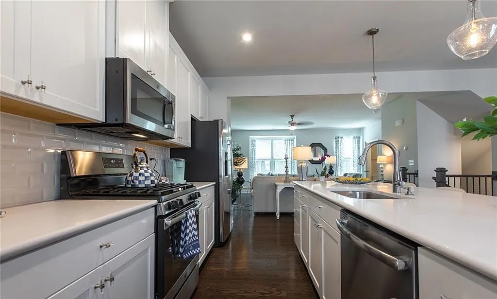 3 bed, 4.5 bath, 1928 sqft, $3,025 — Photo 3