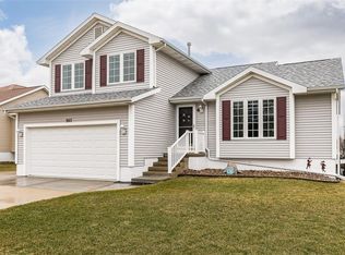 907 74th St NE, Cedar Rapids, IA 52402