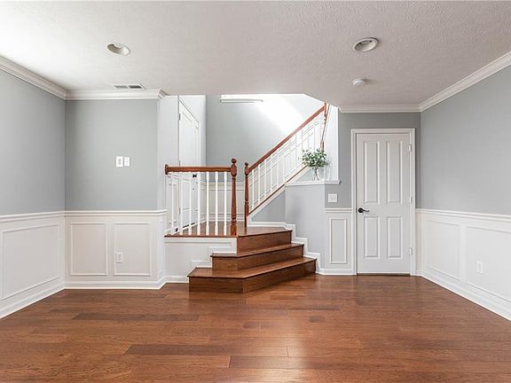 4th image of 9484 Oakley Dr