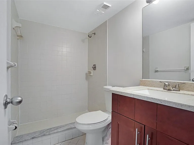 109 Lake Emerald Dr #110 — Photo 19