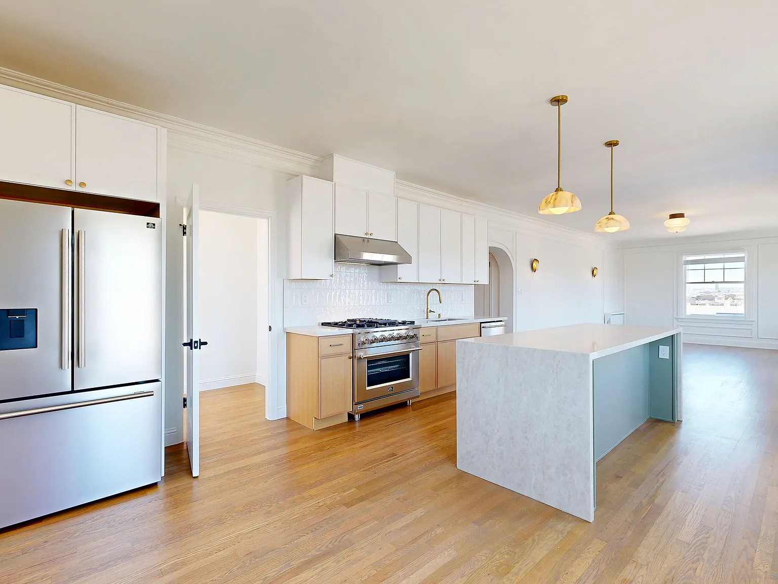 Spacious 3BR with City Views | In-Unit Laundry | Pet Friendly — Photo 2