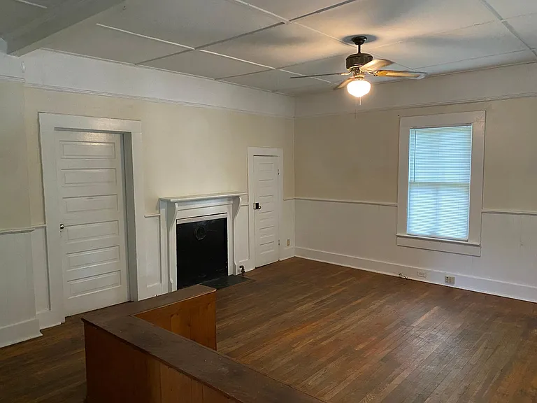 318 S Saluda Ave — Photo 3
