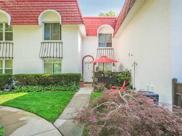 755 Blue Ridge Dr, Medford, NY 11763