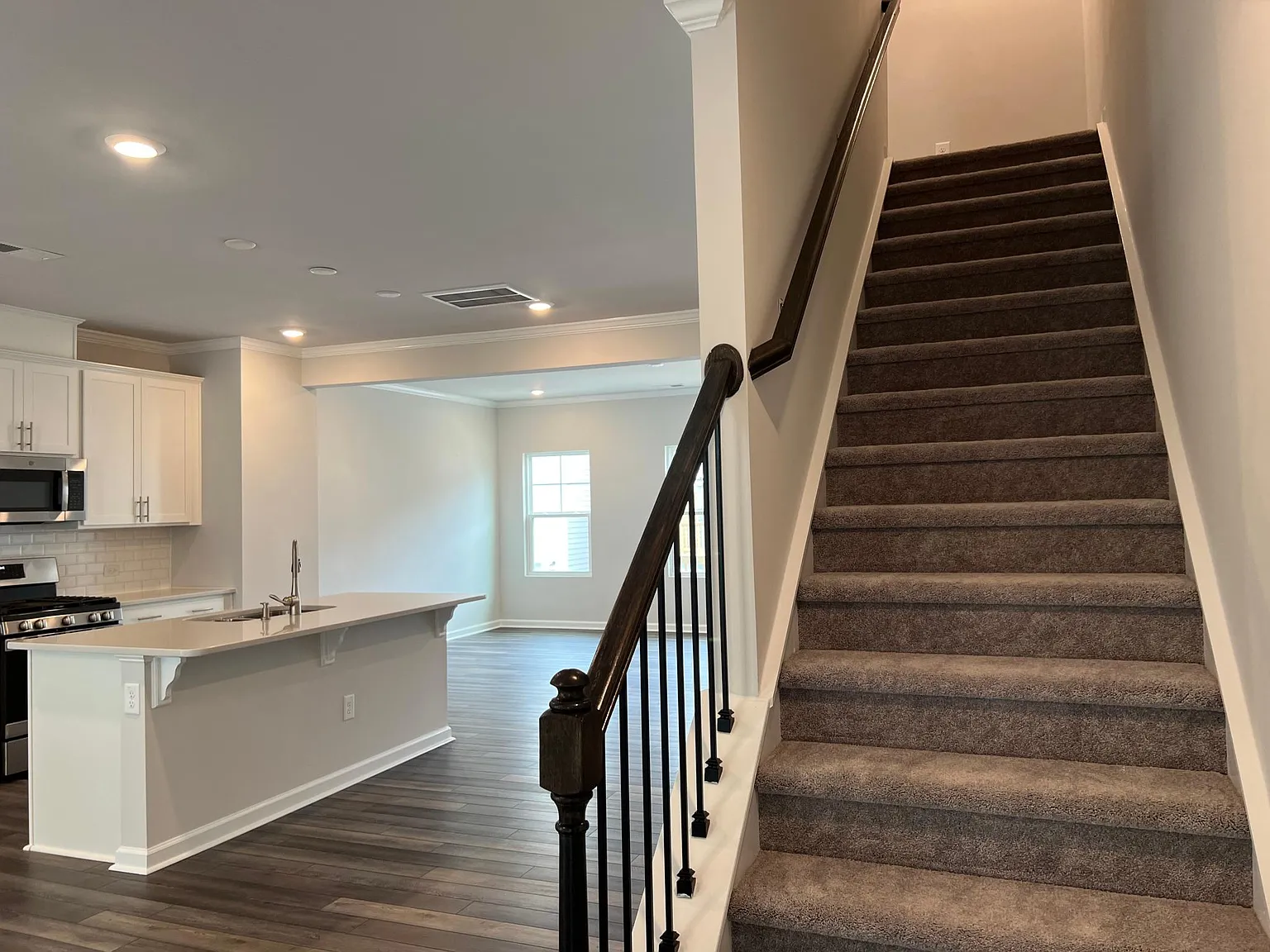 4 bed, 3.5 bath, 2198 sqft, $2,200 — Photo 3