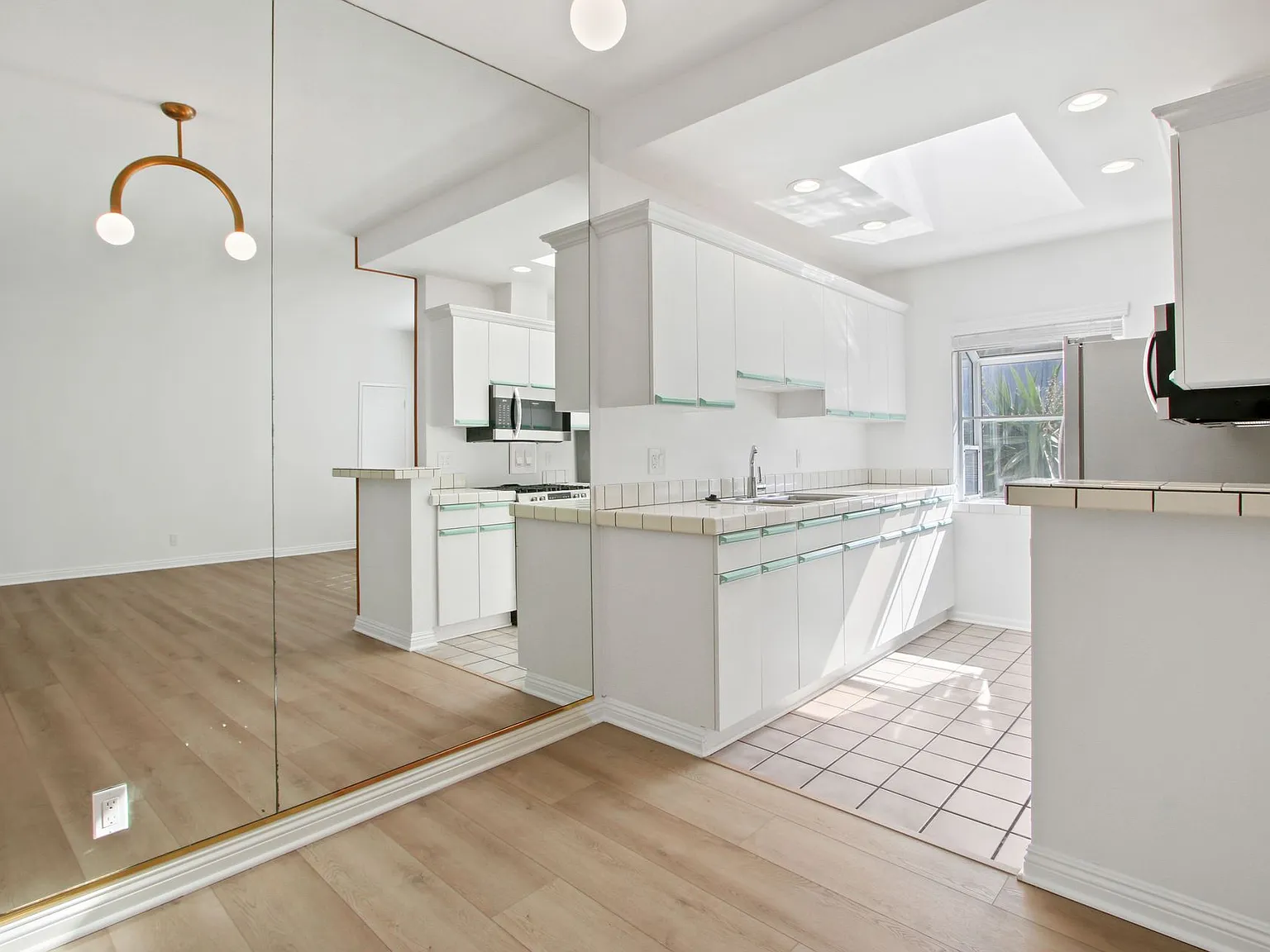 807 5th Street in Santa Monica. Steps to Montana Ave and 5 blocks to the beach! — Photo 2