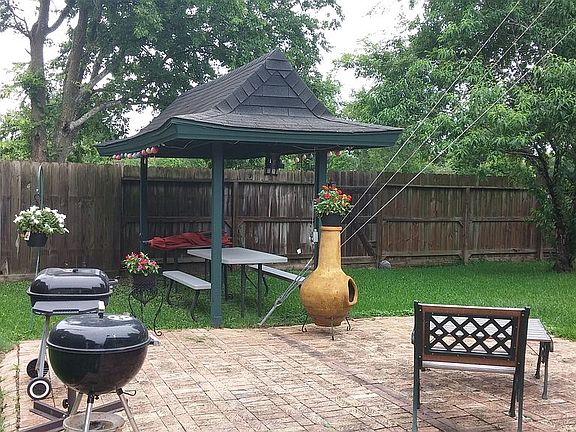 Backyard patio w/gazebo