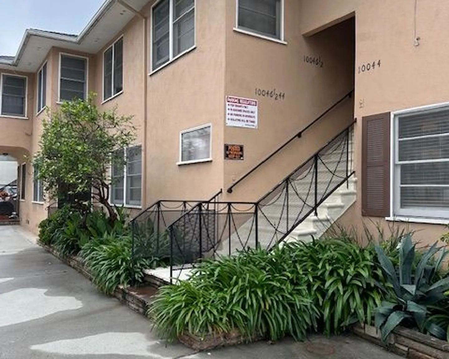 c10042 — Photo 2