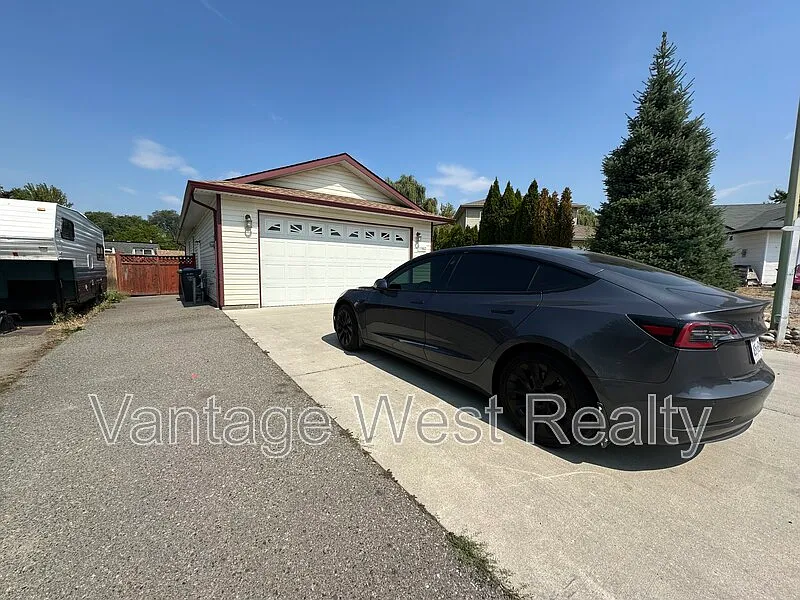 3 bed, 2.0 bath, 1436 sqft, $3,195 — Photo 2