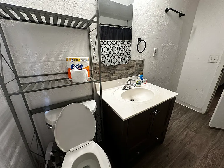 4462 N Pomona Ave — Photo 7