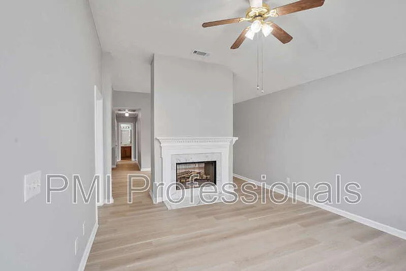 3 bed, 2.0 bath, 1110 sqft, $1,725 — Photo 4