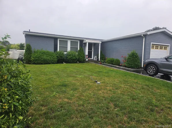 35 Village Circle S, Manorville, NY 11949