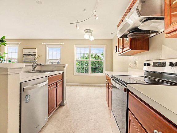 3rd image of 2737 Barclay Way