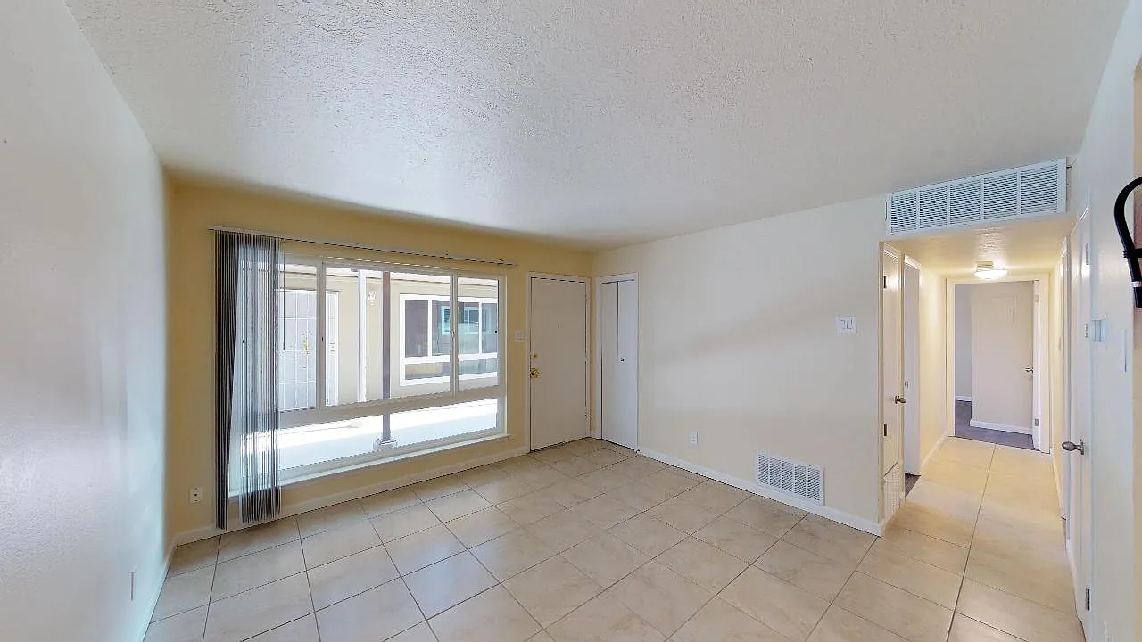 Quality 2 Bed / 1 Bath Apt w/ Private Yard - Great NE Community! — Photo 4