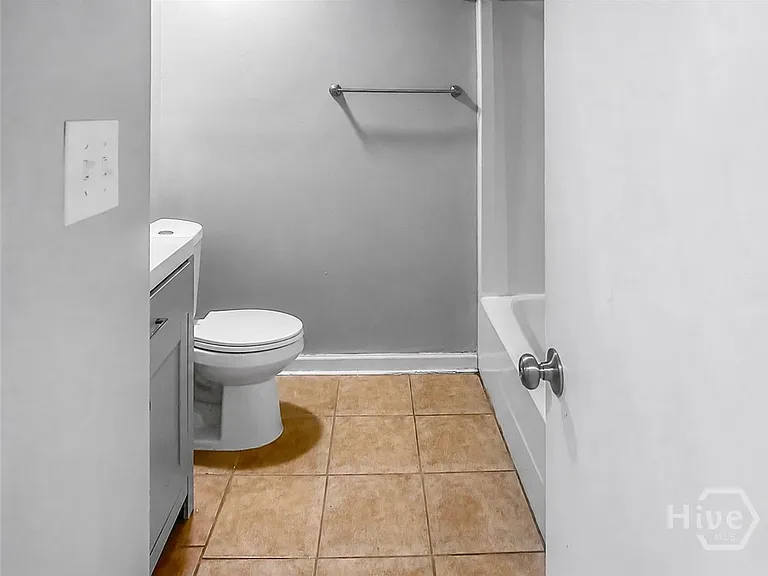 422 Edgewater Rd — Photo 5