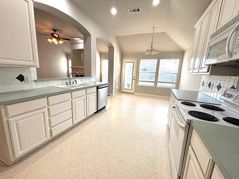 2601 Coffey Dr — Photo 6