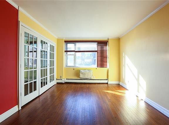 4th image of 119 E Hartsdale Ave