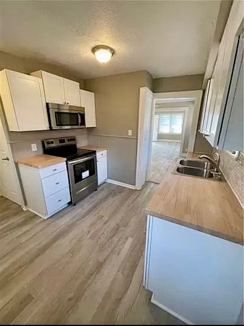 Cute Midtown 2 Bedroom Home For Rent! — Photo 4