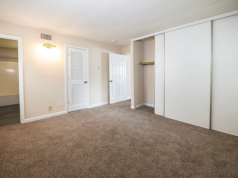 Willow Run Apartments — Photo 24
