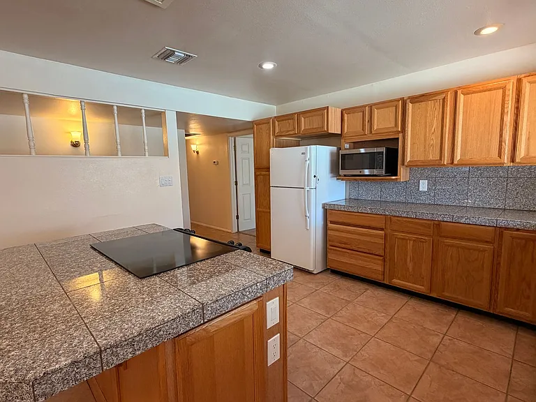 718 E Manhatton Dr — Photo 7