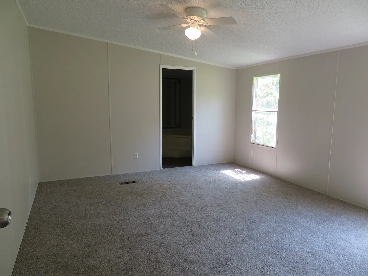 3 bed, 1960 sqft, $1,800 — Photo 3