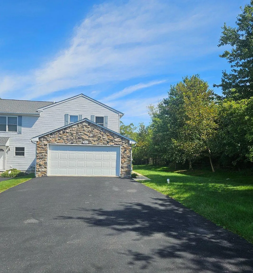 3 bed, 1.5 bath, 1392 sqft, $2,350 — Photo 1