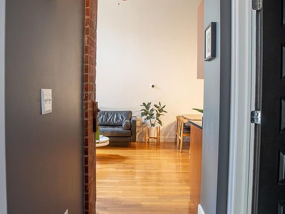 4th image of 2531 Trenton Ave #102