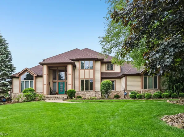 3700 Forest Oaks Dr, Akron, OH 44333