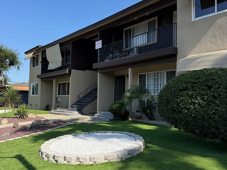 1123 E Pasadena St — Photo 3