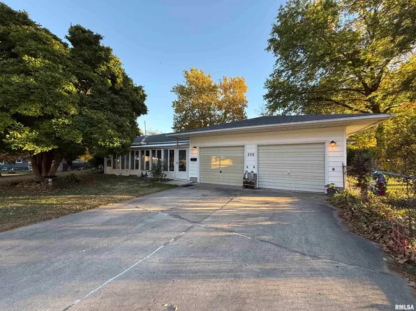 206 N Robinson St, Lewistown, IL 61542