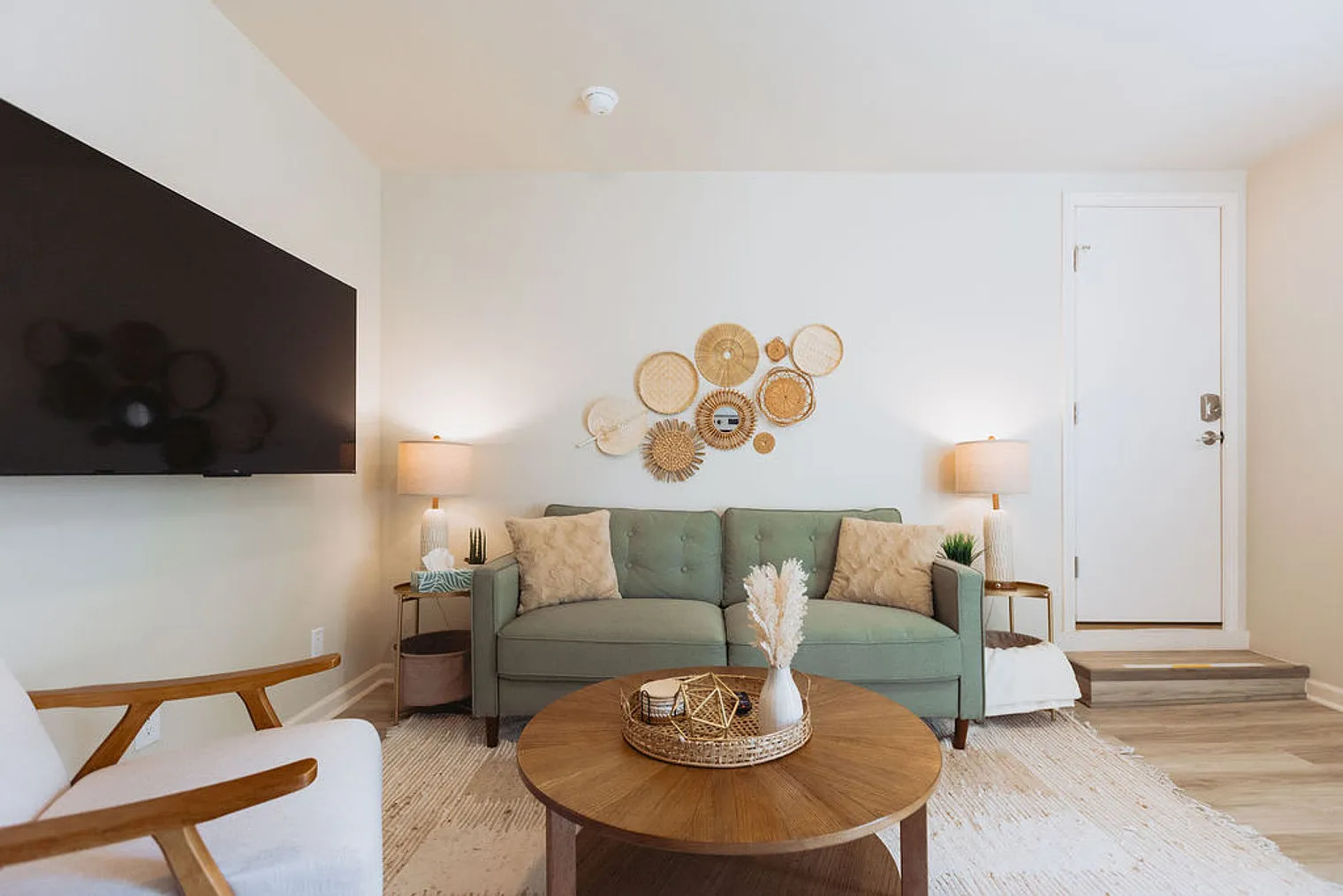 1 bed, 1.0 bath, 592 sqft, $1,938 — Photo 2