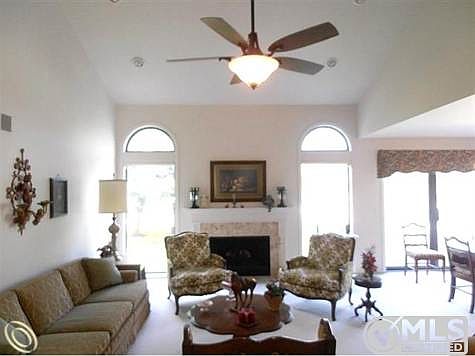 VOLUME CEILING LIVING ROOM