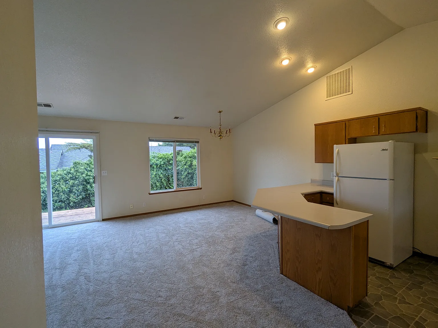 3 bed, 1200 sqft, $2,100 — Photo 3