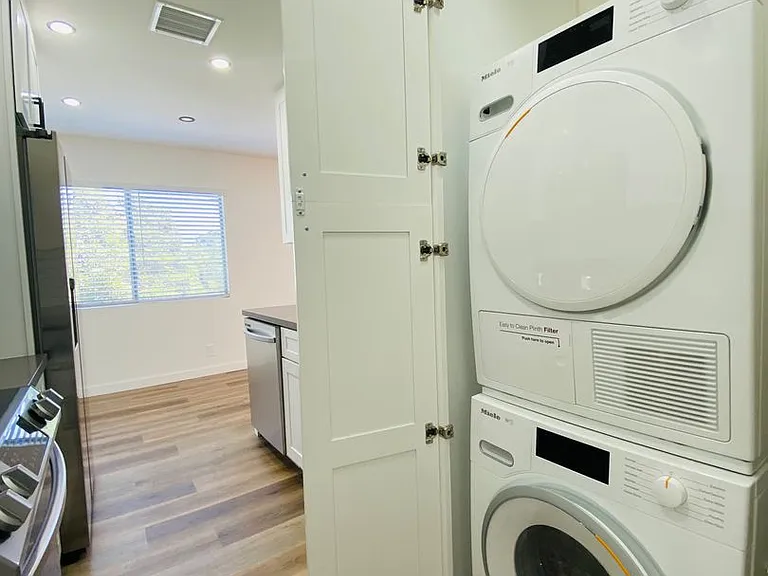212 S Arnaz Dr — Photo 31