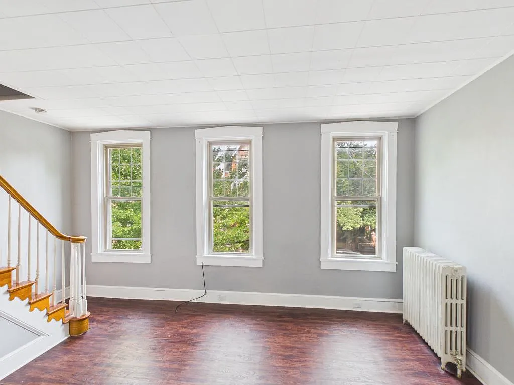612 W Chestnut St — Photo 2