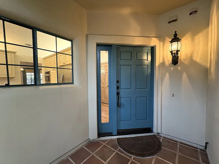 712 Elizabeth Ln — Photo 4
