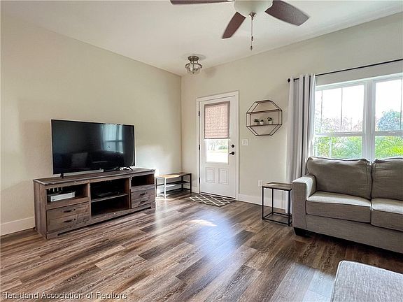 4th image of 1512 Oak Ave