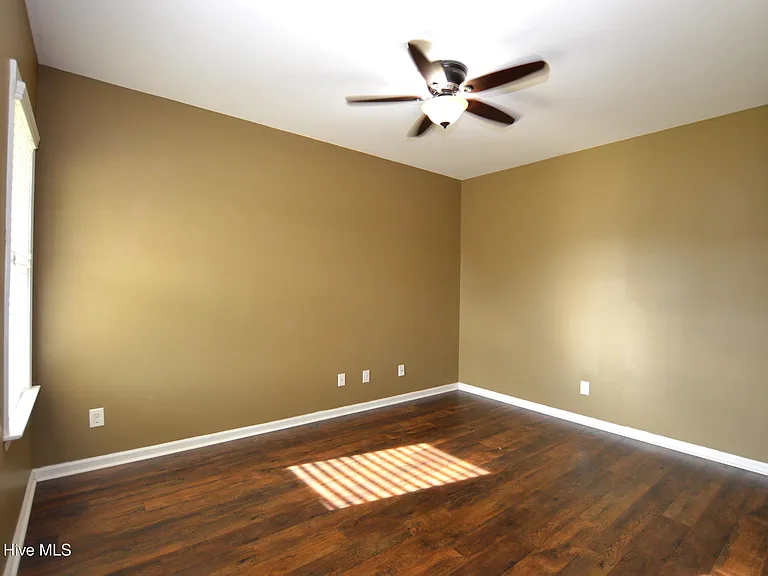 919 Stagecoach Dr — Photo 2
