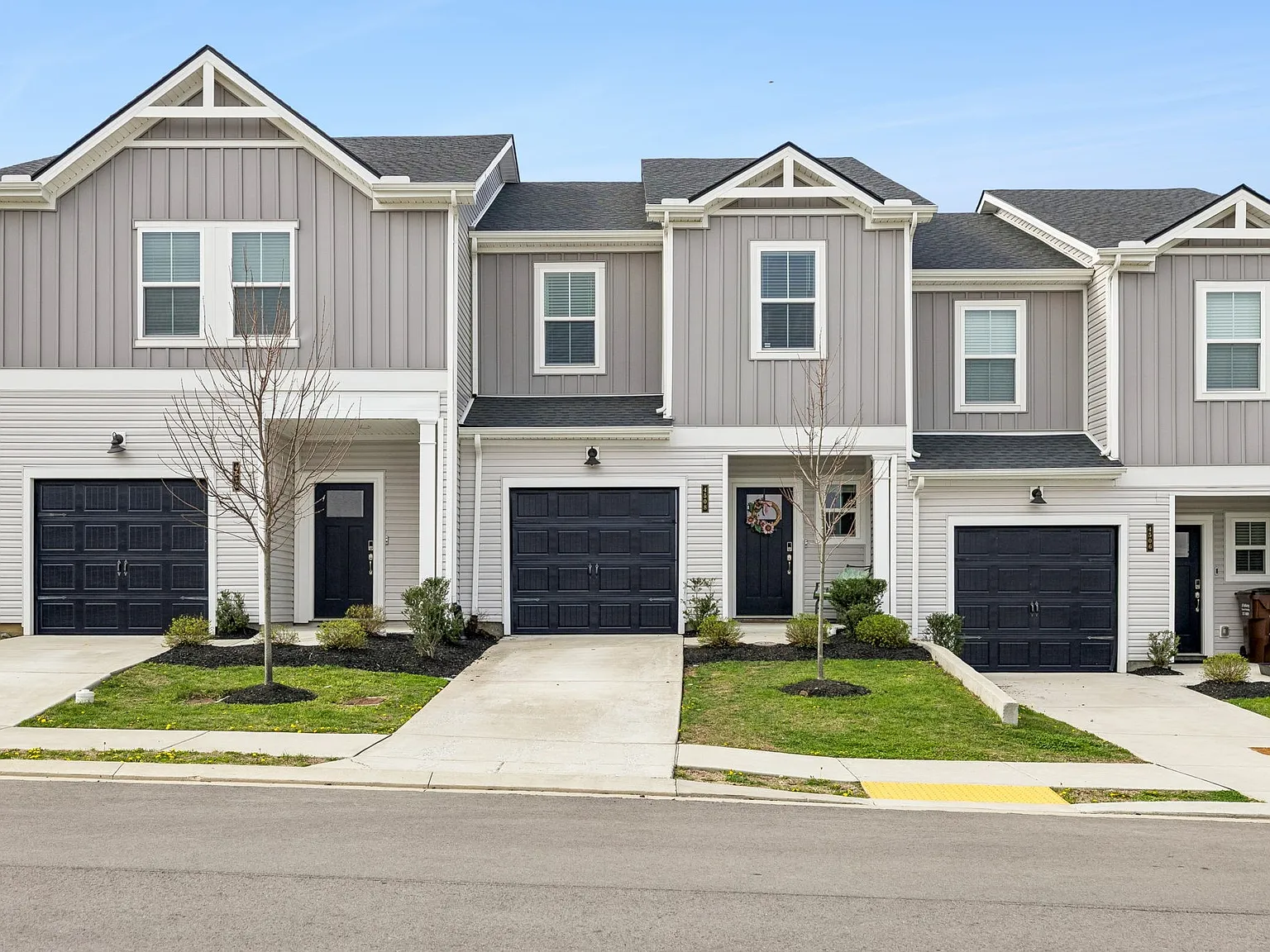 3 bed, 2.5 bath, 1404 sqft, $2,350 — Photo 1