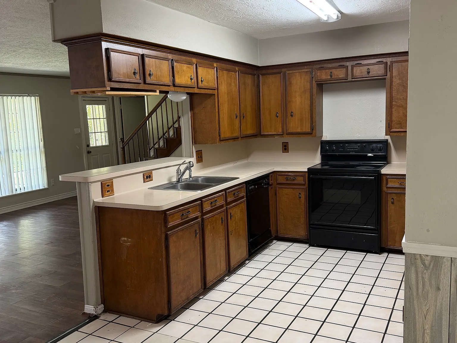 4 bed, 2.5 bath, 1950 sqft, $1,900 — Photo 3