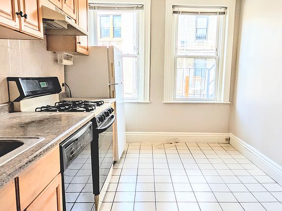 3rd image of 8 Kinross Rd APT 5