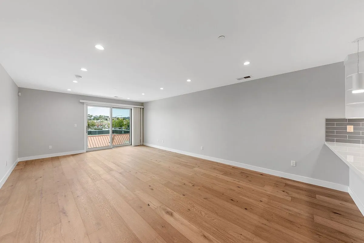 2 bed, 2.0 bath, 1290 sqft, $4,995 — Photo 4