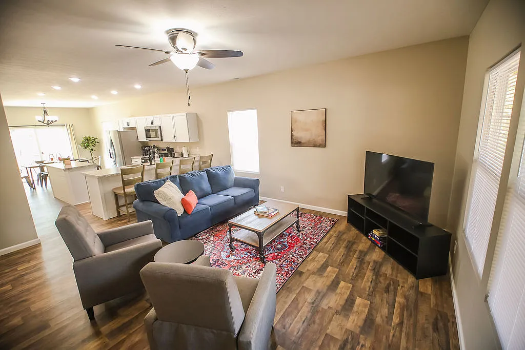3 bed, 1300 sqft, $3,400 — Photo 3