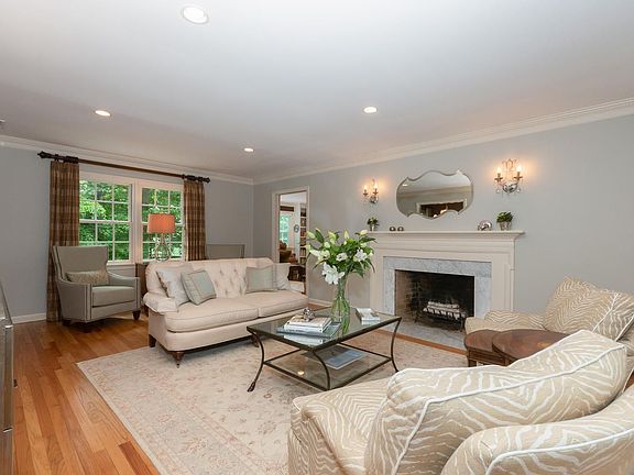 26 Winding Ln Darien CT 06820-large-011-026-Living Room-1500x1000-72dpi.jpg