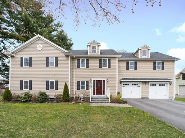 4 Philip St, Medfield, MA 02052