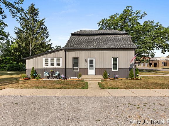 5th image of 1096 E James St