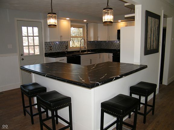3rd image of 818 Yorkshire Rd
