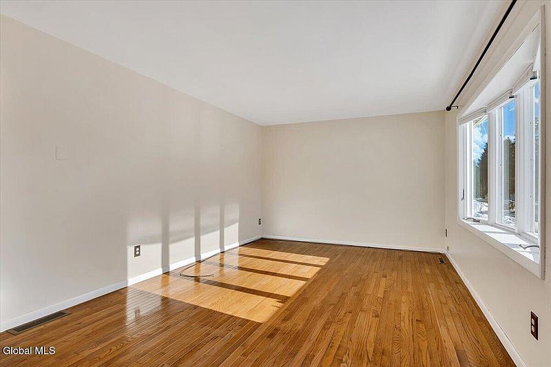 3rd image of 27 Lois Court
